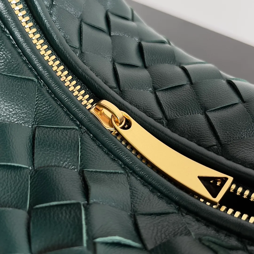 Batch 1120 Bottega veneta͙.——The latest braided and knotted hobo🔥 The top-grade lambskin leather is very soft, the bag shape is unique, practical and durable. It retains the traditional weaving elements while being a bit more flamboyant ~ Made of hand-woven sheepskin, zipper opening and closing, curved seamless structure, effortless to match. Highly recommended⚠️⚠️⚠️ The highest-end in the market🌈 Welcome to compare [Factory equipped with full package] size: 23x15x5cm.   Model: 651876